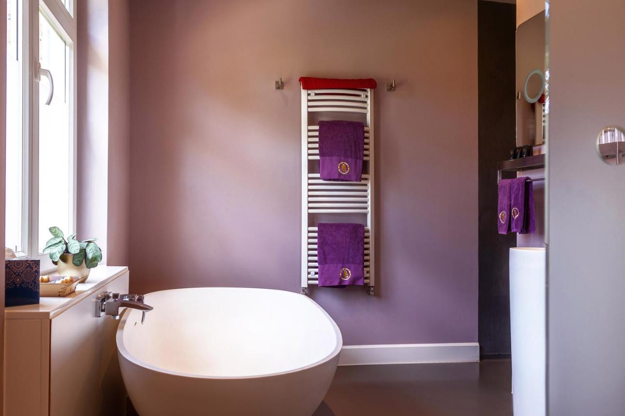 B&B Saint-Georges -Located In The City Centre Of Bruges- מראה חיצוני תמונה A towel warmer
