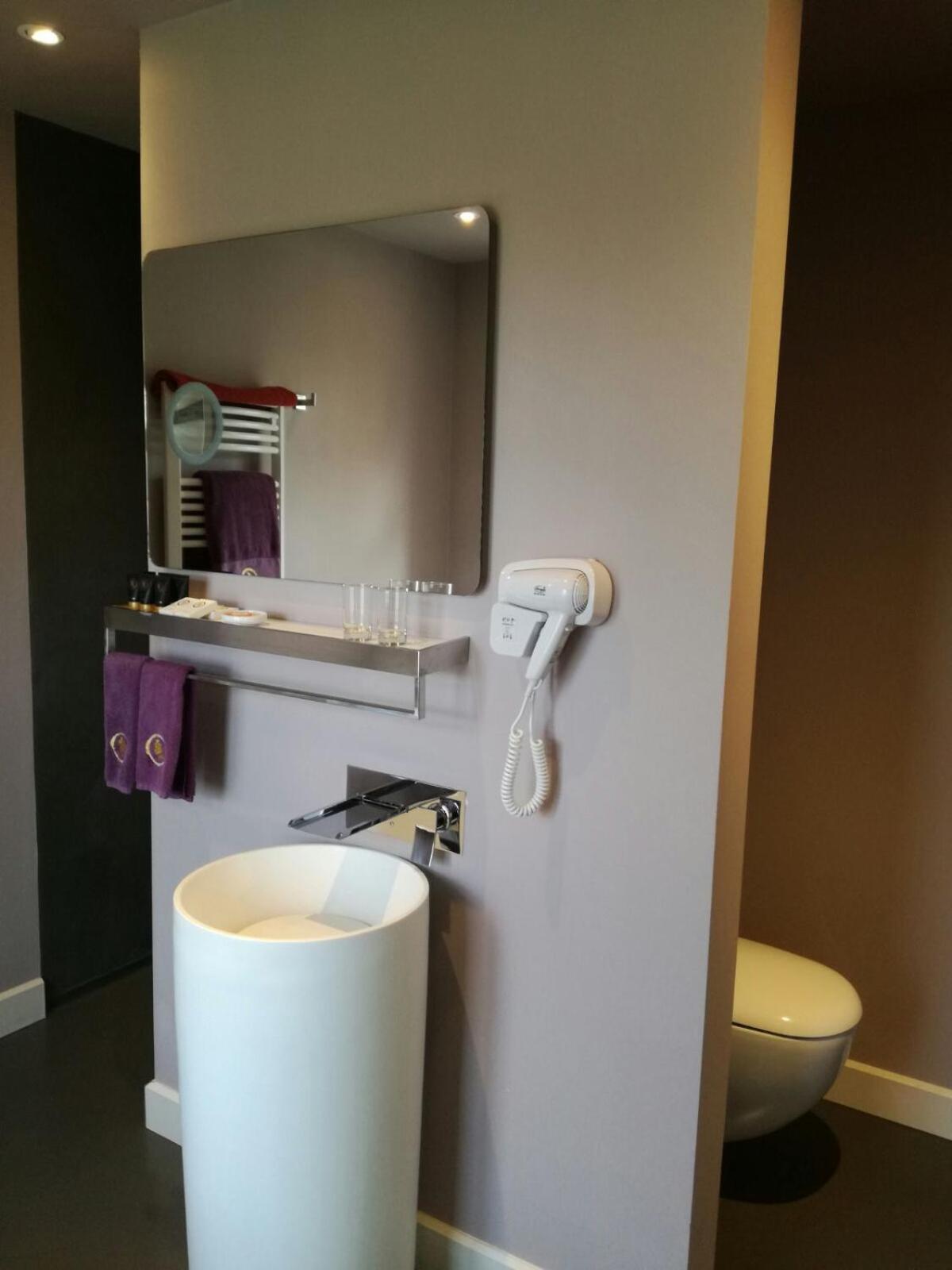 B&B Saint-Georges -Located In The City Centre Of Bruges- מראה חיצוני תמונה A hair dryer mounted on a wall