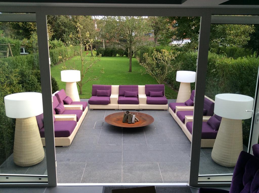 B&B Saint-Georges -Located In The City Centre Of Bruges- מראה חיצוני תמונה A patio with a garden furniture set